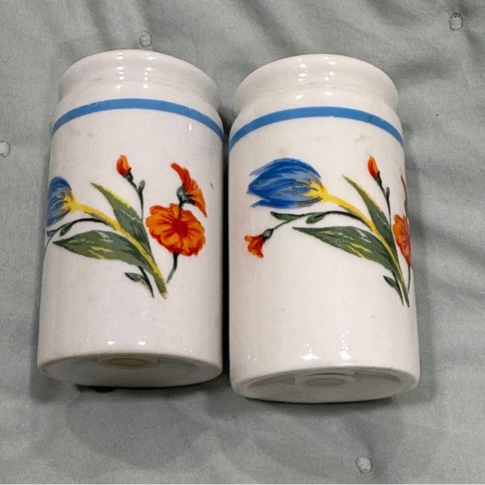 Vintage Lovely Tulip Floral Ceramic Salt & Pepper Shakers